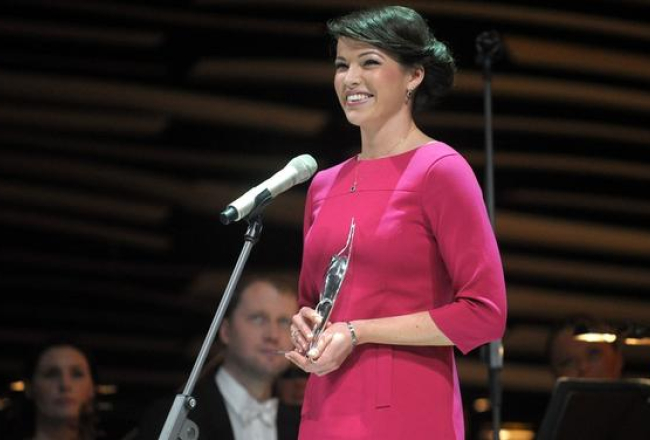 Akordeoniste Ksenija Sidorova ar balvu. Foto: Lita Krone, LETA