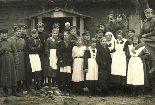 Pie Sieviešu Palīdzības korpusa tējnīcas Katlakalnā 1919. gada novembrī. Foto no LNVM krājuma.