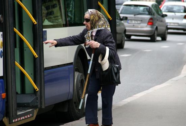 Sieviete kāpj autobusā. Foto: Ieva Lūka, LETA
