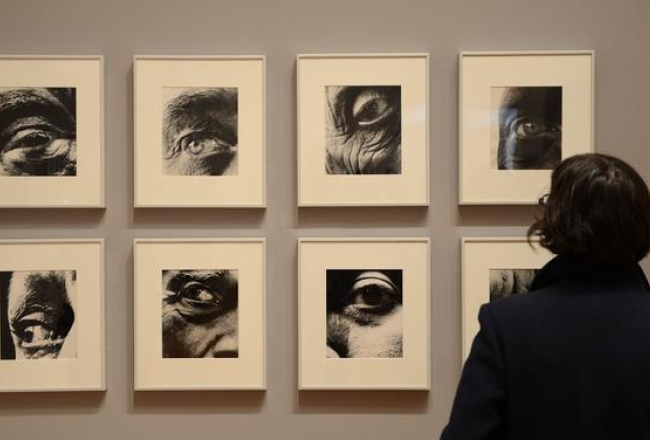 Sieviešu acis Ņujorkas Modernās mākslas muzeja izstādē, ko veidojis fotogrāfs Bils Brants, "Bill Brandt: Shadow and Light". Foto: AFP/LETA