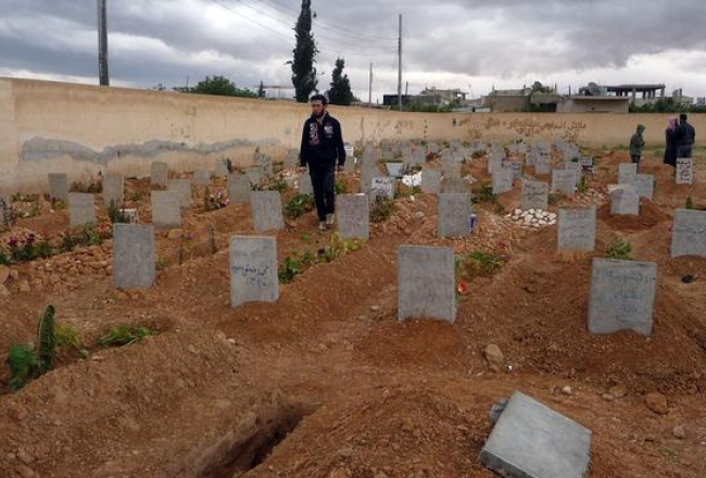 Sīrijas pilsētas Homsas kapsēta. Foto: AFP/LETA