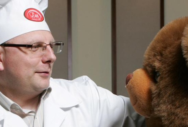 Uzņēmējs Normunds Skauģis kopā ar lāci. Foto: Raitis Plauks, F64