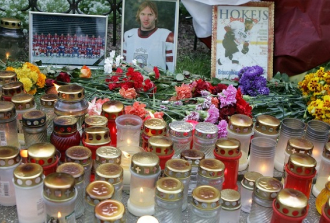 Fanu piemiņas sveces hokejistam Kārlim Skrastiņam. Foto: Edijs Pālens, LETA