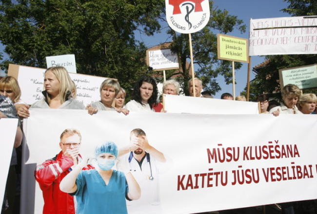 Piketētāji protestē pret finansējuma samzinājumu Kuldīgas slimnīcai. Foto: Mārtiņš Zilgalvis, F64