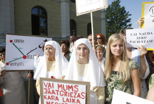 Mediķi protestē pie Kuldīgas slimnīcas. Foto: Mārtiņš Zilgalvis, F64