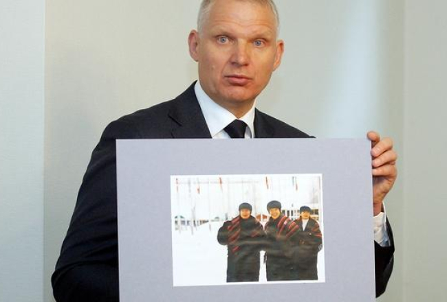 Žoržs Tikmers preses konferencē rāda, kā izskatīsies Latvijas izlases tērpi. Foto: Ieva Lūka, LETA