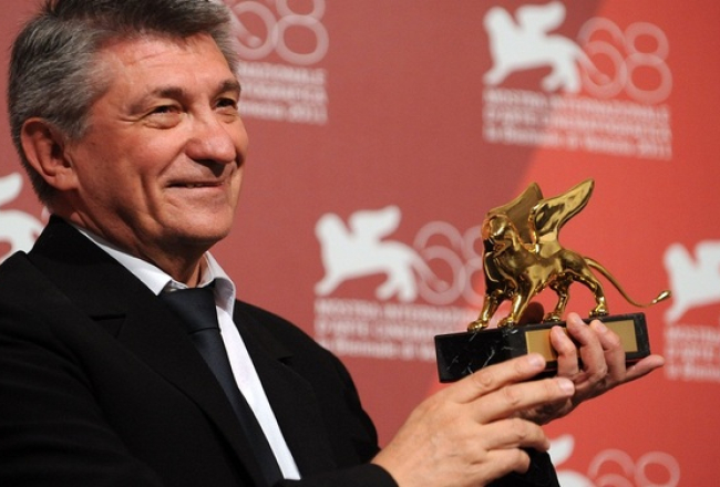 Aleksandrs Sokurovs ar Venēcijas Zelta lauvu. Foto: AFP/LETA