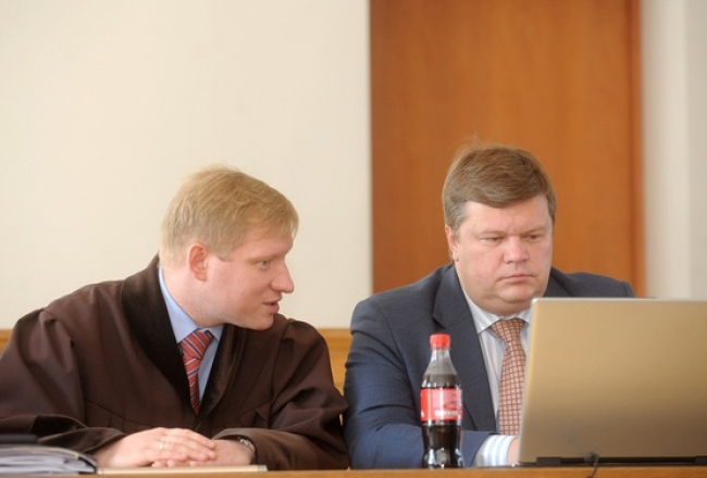 Advokāts Jānis Rozenbergs (no kreisās) un apsūdzētais Ansis Sormulis piedalās tiesas sēdē Rīgas apgabaltiesā. Foto: Evija Trifanova, LETA