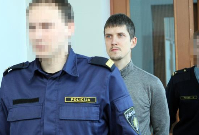 Aizturētais Gints Sorokins tiek konvojēts uz tiesu. Foto: Edijs Pālens, LETA