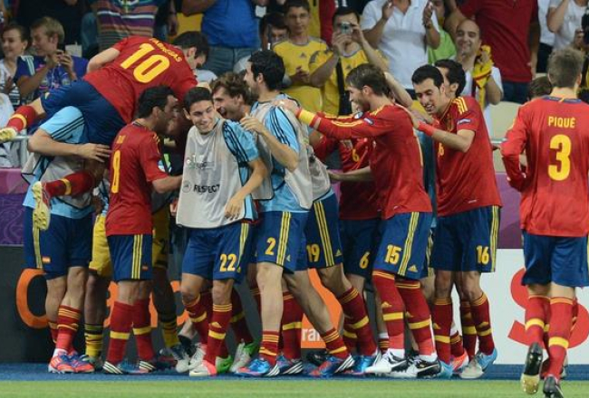Spānijas futbola izlase priecājas par uzvaru. Foto: AFP/LETA
