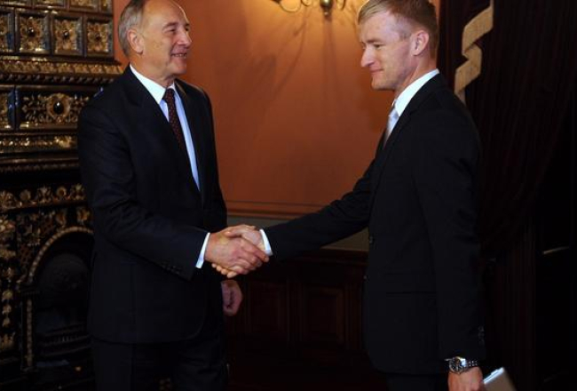 Valsts prezidents Andris Bērziņš tiekas ar ministru Edmundu Sprūdžu. Foto: Lita Krone, LETA