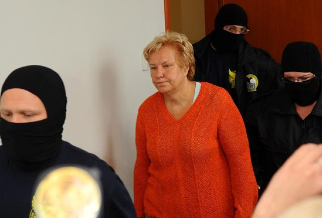 Bijusī Rīgas Dzīvokļu pārvaldes priekšniece Ārija Stabiņa KNAB vīru pavadībā dodas uz tiesas noklausīšanos. Foto: Evija Trifanova, LETA