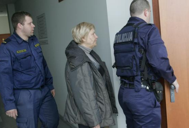 Ārija Stabiņa policistu pavadībā dodas uz tiesas zāli. Foto: Raitis Plauks, F64