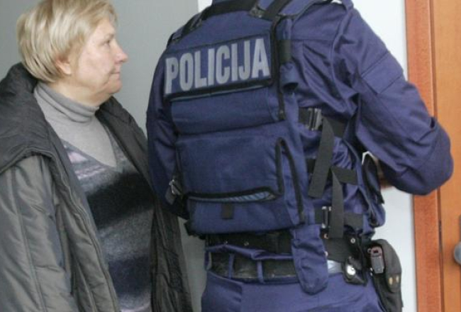 Ārija Stabiņa tiek konvojēta uz tiesu. Foto: Raitis Plauks, F64
