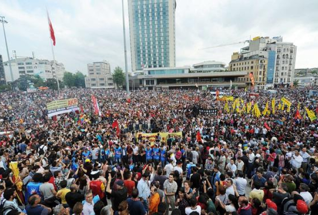 Protestētāji Tkasima laukumā Stambulā. Foto: AFP/LETA