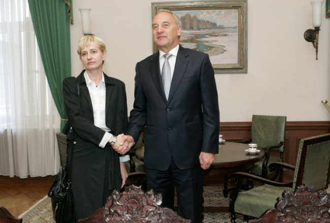 Juta Strīķe un prezidents Andris Bērziņš tikšanās laikā. Foto: Raitis Plauks, f64