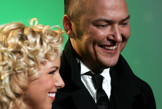 Kristaps Streičs (no labās) kopā ar dziedātāju Lieni Bronušu. Foto: Kristaps Kuhaļskis, F64