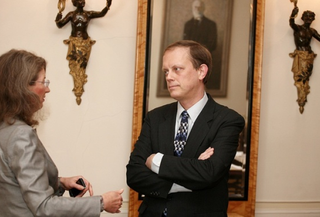 Žurnālists Kārlis Streips sarunā ar Valsts kontrolieri Ingunu Sudrabu Saeimā. Foto: Evija Trifanova, LETA