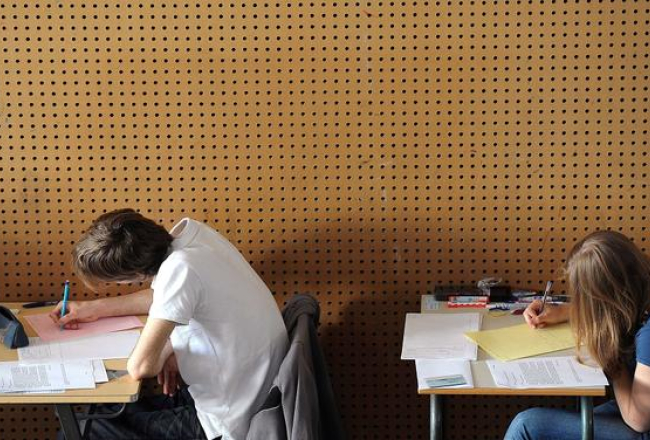 Studenti testā. Foto: AFP/LETA