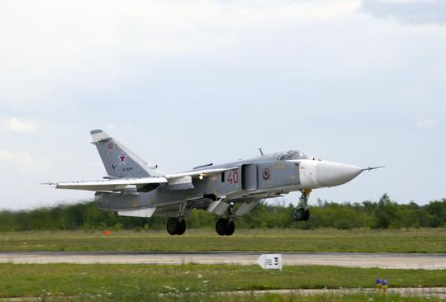 Krievijas iznīcinātājs "Su-24". Foto: ITAR-TASS/LETA