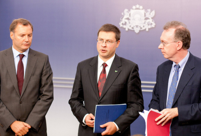 Ministru prezidents Valdis Dombrovskis (centrā), SVF misijas Latvijā vadītājs Marks Grifits un EK misijas vadītājs Latvijā Gabriels Gudiči preses brīfinga laikā. Foto: Valsts kanceleja