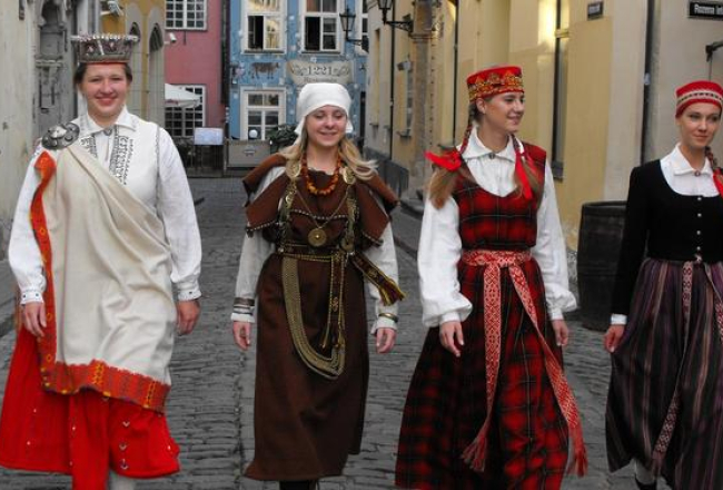 Tautmeitas Vecrīgā. Foto: Ieva Dāboliņa