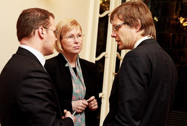 Valdības koalīcijas partneri VL-TB/LNNK pārstāvji Raivis Dzintars (no kreisās), Žaneta Jaunzeme-Grende un Einārs Cilinskis sarunā. Foto: Lauris Vīksne, F64
