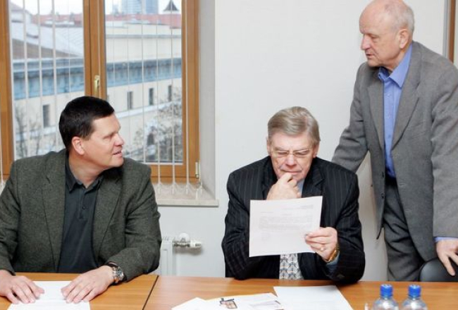 Kaspars Gerhards (K), Pēteris Tabūns (C), Juris Dobelis (L) TB/LNNK valdes sēdē. Foto: Ieva Čīka, LETA