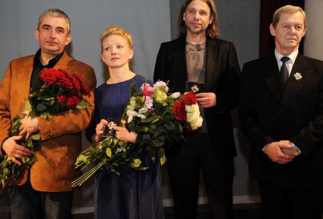 Jaunā Rīgas teātra aktieri Gudars Āboliņš (no kreisās) un Guna Zariņa, Dailes teātra galvenais režisors Dž.Dž.Džilindžers un Latvijas Nacionālās operas baleta mākslinieks, pedagogs un vadošais baleta repetitors Modris Cers ar Teātra dienas balvu svinīgajā pasākumā Eduarda Smiļģa Teātra muzejā. Foto: Lita Krone, LETA