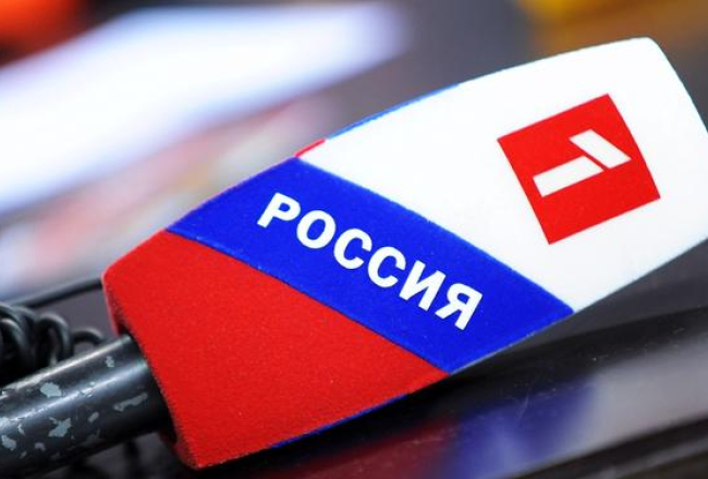 Krievijas televīzijas mikrofons. NEPLP vēlme subtitrēt filmas un raidījumus ir solis pretī ES valodu apguvei, nevis uzturēt krievu valodas informācijas telpu Latvijā. Foto: Ieva Lūka, LETA