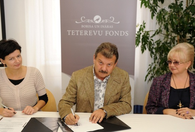 Labdarības portāla "Ziedot.lv" vadītāja Rūta Dimanta (no kreisās) un mecenāti Boriss un Ināra Teterevi paraksta līgumu ar "Ziedot" par finansējuma piešķiršanu 37 zupas virtuvju darbības atbalstam visā Latvijā. Foto: Lita Krone, LETA