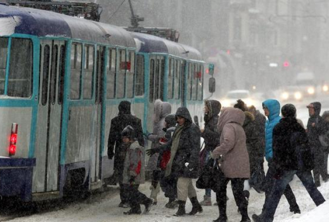 Cilvēki dodas uz tramvaju. Foto: Edijs Pālens, LETA