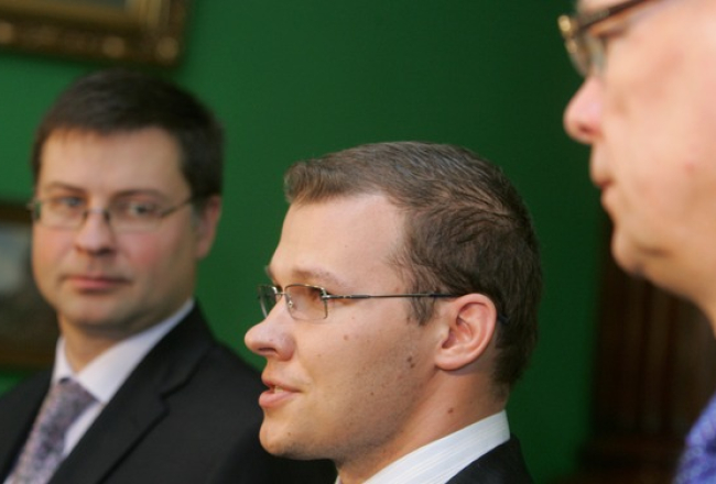 Valdību veidojošo partiju pārstāvji - Valdis Dombrovskis, Raivis Dzintars un Valdis Zatlers - pēc tikšanās ar Valsts prezidentu Andri Bērziņu. Foto: Raitis Plauks, F64