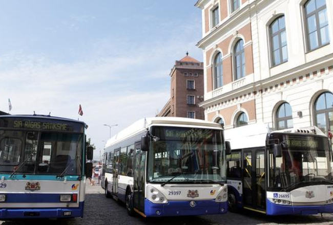 Trojejbusi pie Rīgas domes, kur notika "Škoda Electric" jauno trolejbusu piegādes prezentācija. Foto: Edijs Pālens, LETA