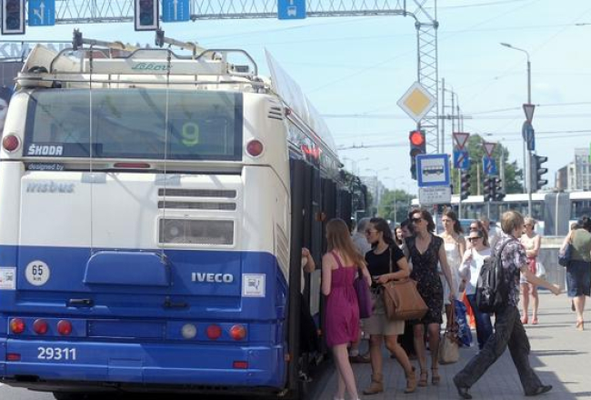 Trolejbuss Rīgas ielās. Foto: Ieva Lūka, LETA