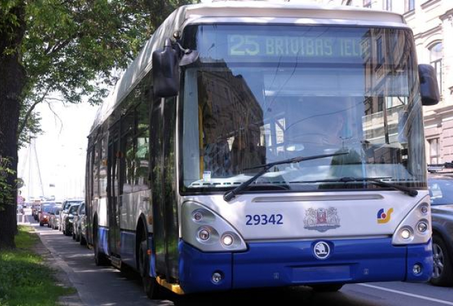 Trolejbuss Rīgas ielās. Foto: Ieva Lūka, LETA