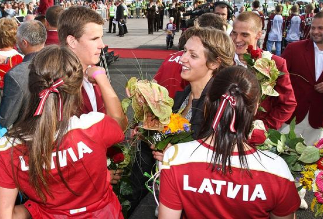 Olimpiskais čempions Māris Štrombergs tiek sagaidīts Rīgas lidostā. Foto: Emīls Desjatņikovs, F64