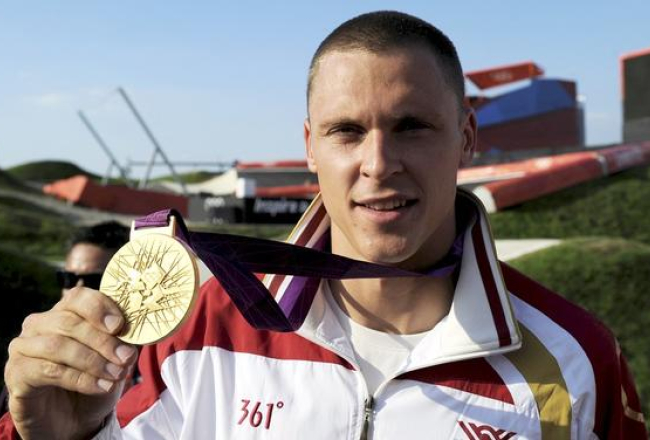 BMX riteņbraucējs Māris Štrombergs ar Londonas olimpiskajās spēlēs izcīnīto zelta medaļu. Foto: Romāns Kokšarovs, F64