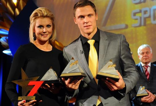 Ineta Radēviča un Māris Štrombergs ar gada labākā sportista balvām. Foto: Evija Trifanova, LETA