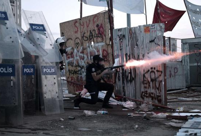 Turcijas policisti raida šāviņu uz demonstrantiem Taksima laukumā. Foto: AFP/LETA