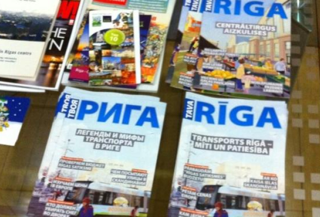 Otrdienas rītā Rīgas domes telpās vēl bija redzami SC reklamējošie bukleti. Foto: Ivo Leitāns
