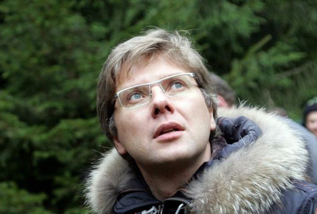 Kas tur gaisā? Rīgas mērs Nils Ušakovs saspringti vēro debesis. Foto: Kaspars Krafts, F64
