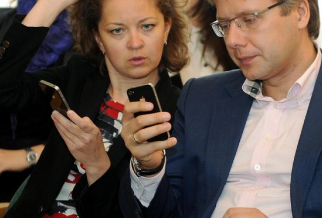 Rīgas mērs Nils Ušakovs (no labās) kopā ar preses sekretāri Annu Kononovu. Foto: Lita Krone, LETA