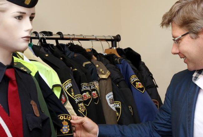 Nils Ušakovs priecājas par policistu formas tērpiem. Foto: Kaspars Krafts, F64
