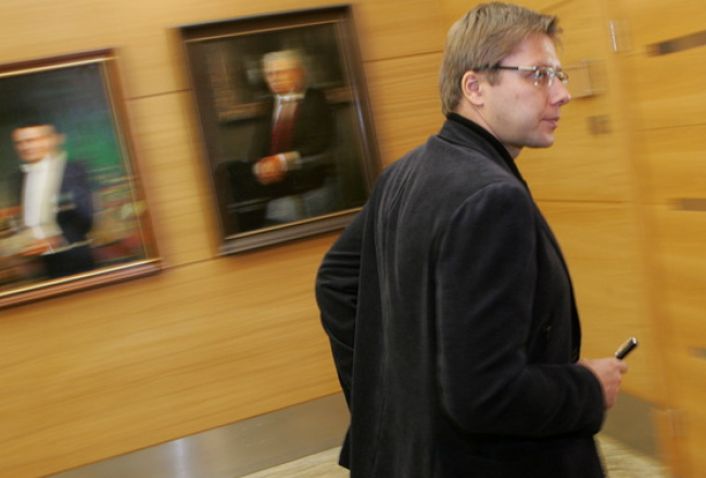 Rīgas mērs Nils Ušakovs pie citu bijušo mēru portretu galerijas. Foto: Raitis Plauks, F64