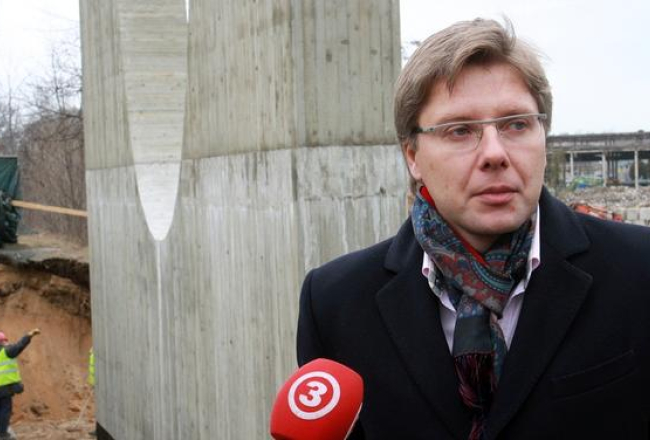 Rīgas mērs Nils Ušakovs iepazīstas ar Krišjāņa Valdemāra un Daugavgrīvas ielu satiksmes mezgla rekonstrukcijas darbiem, kuri tiek īstenoti ar Eiropas Reģionālās attīstības fonda (ERAF) līdzfinansējumu. Foto: Kaspars Krafts, F64