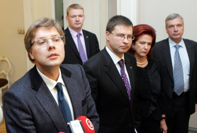 Nils Ušakovs (no kreisās) kopā ar "Vienotības" pārstāvjiem pēc tikšanās pirmdien. Foto: Ieva Čīka, LETA