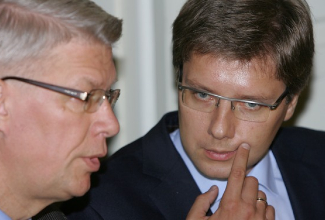 Nils Ušakovs (no labās) ar Valdi Zatleru koalīcijas sarunās. Foto: Raitis Plauks, F64