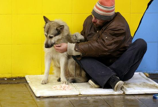 Ubags ar suni Rīgas gājēju tunelī. Foto: Evija Trifanova, LETA