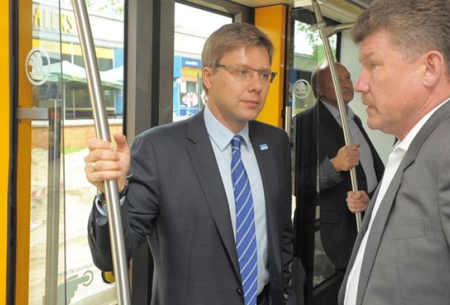 Cilvēki, kuri ir atbildīgi par pasažieru segregāciju Rīgā - Rīgas domes priekšsēdētājs Nils Ušakovs un SIA "Rīgas satiksme" valdes priekšsēdētājs Leons Bemhens. Foto: Gints Ivuškāns, F64